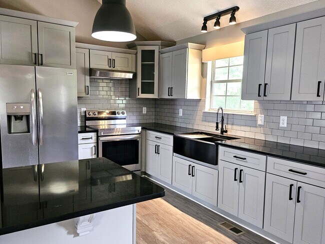 Building Photo - Spacious 4 Bedroom 2.5 bath in Hixson, TN 37343