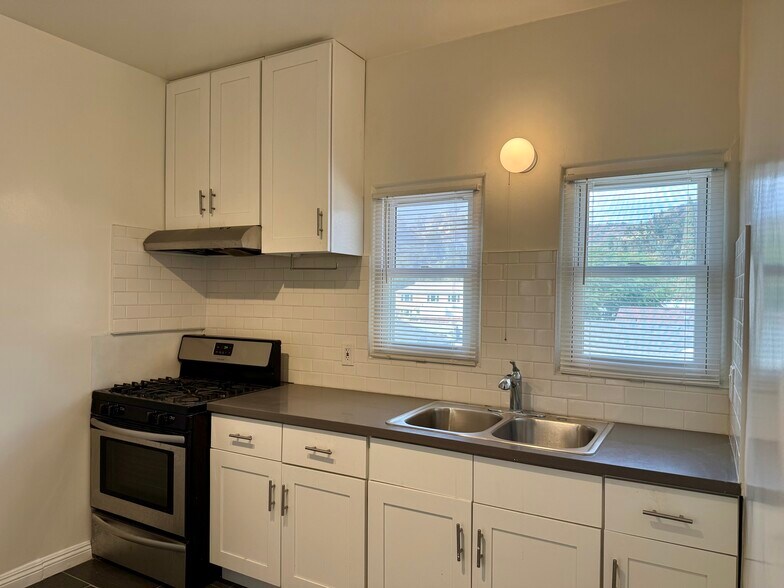 Kitchen - 503 Hill Dr