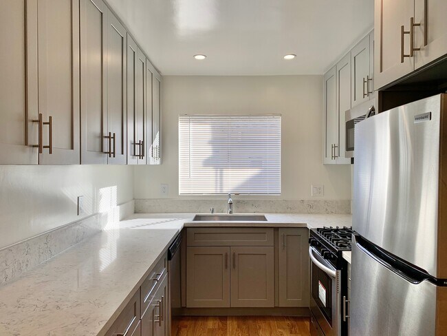 Building Photo - 1425 N Harper Ave