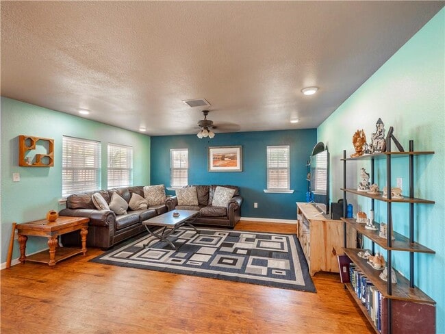 Building Photo - 691 Tamarack Dr