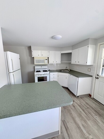 Building Photo - 231 Greenmeadow Dr