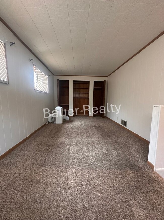 Building Photo - 3 -4 Bedroom Home Near Brookside Park