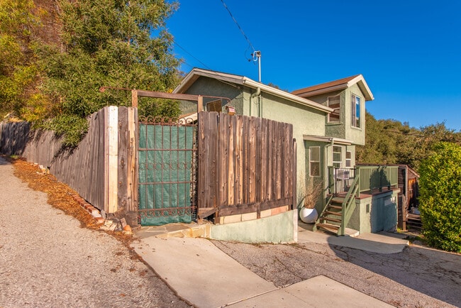 Building Photo - 543 Fernwood Pacific Dr