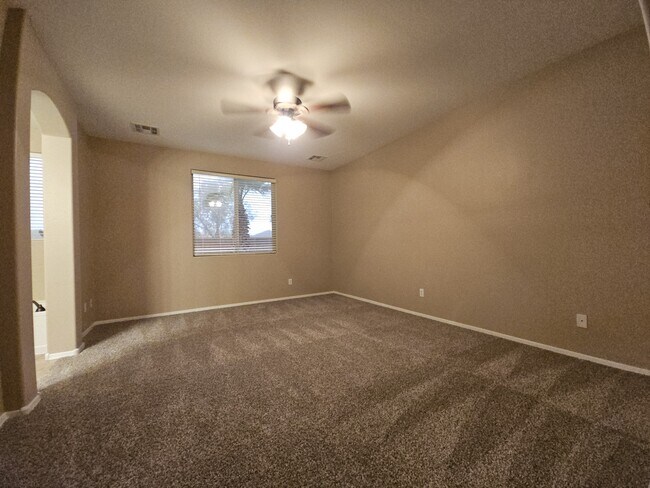 Building Photo - 906 E Pasture Canyon Dr