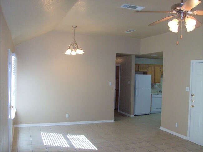Building Photo - Charming Duplex with Great Features & Loca...