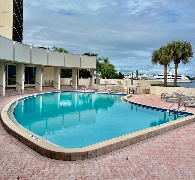 Building Photo - 132 Lakeshore Dr