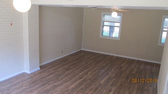 Building Photo - Quiet neighborhood but close to everything!!