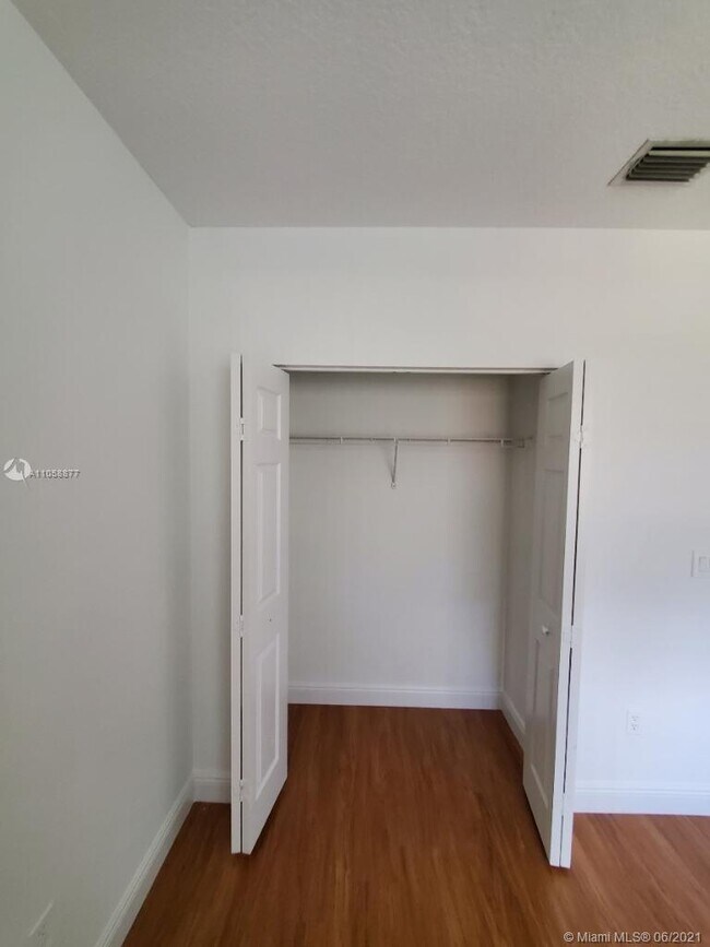 Building Photo - 4941 SW 135th Way