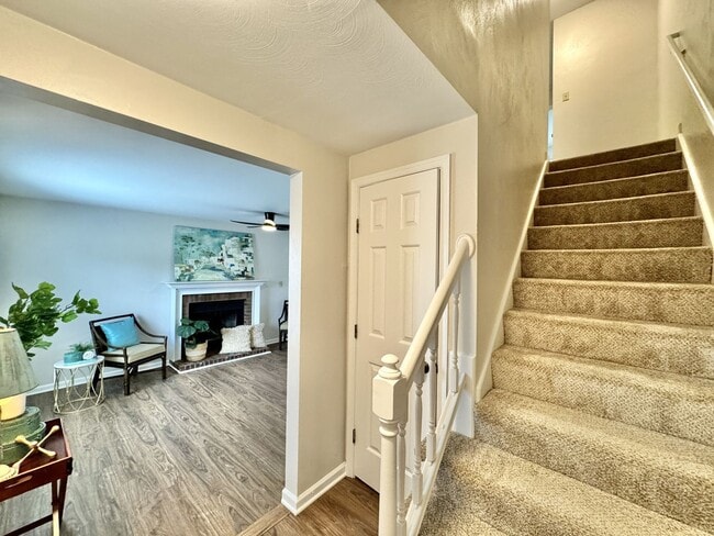 Building Photo - Completely Updated & Ready NOW! New Floori...