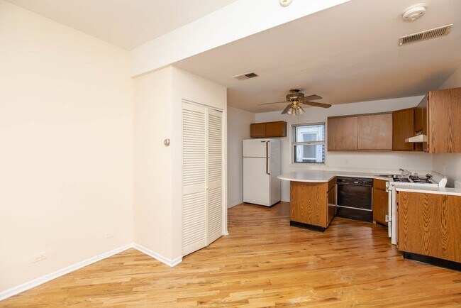 Building Photo - Prime Lakeview Location on Southport. 1 Be...
