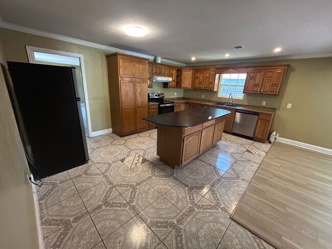 Building Photo - Discover the home and live like royalty!