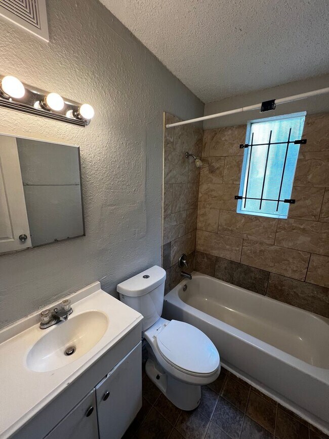 Building Photo - Spacious, updated 3/1 with bonus room and large utility room