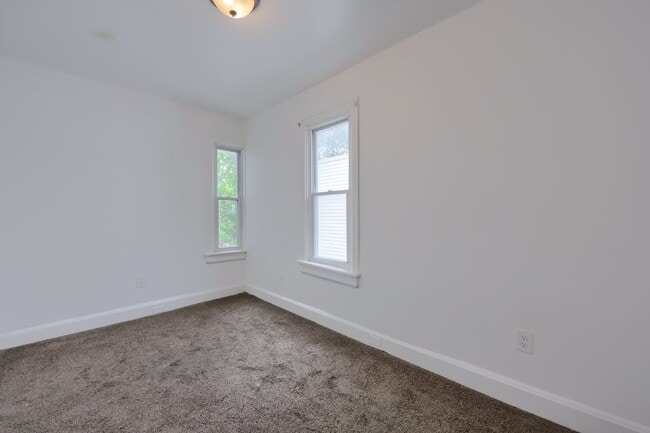 Building Photo - 5 bedroom 1.5 bath. Home available now.