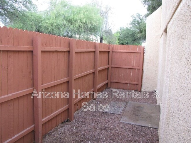 Building Photo - 623 S Kacee Ave