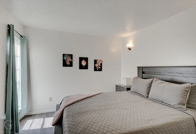 Building Photo - Fully Furnished All Bills Included - 2 bed...
