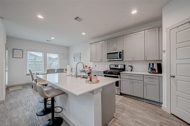Building Photo - 6850 Amber Clf Ln