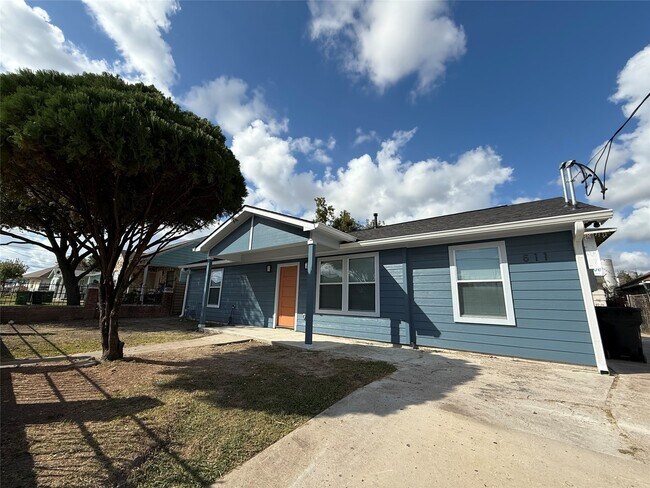 Primary Photo - 611 N Eastwood St