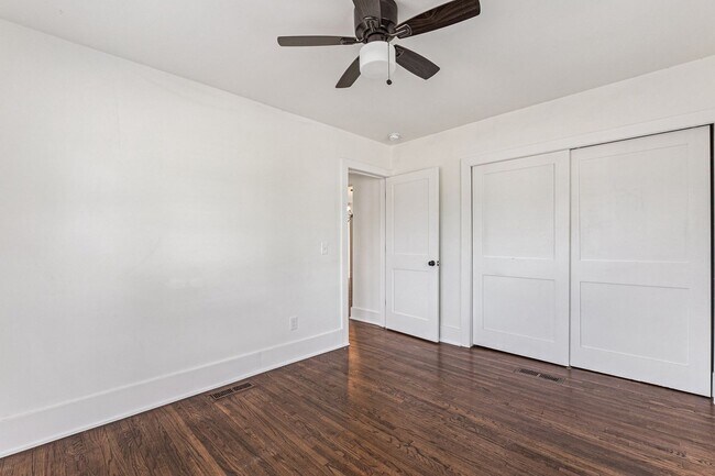 Building Photo - Midtown 3/2 with 2 Car Garage!