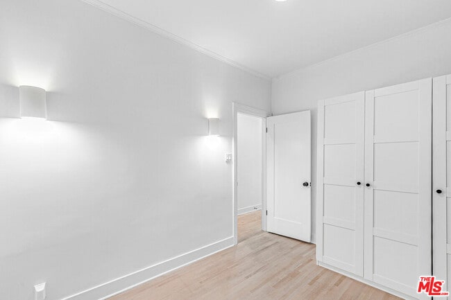 Building Photo - 854 Hyperion Ave