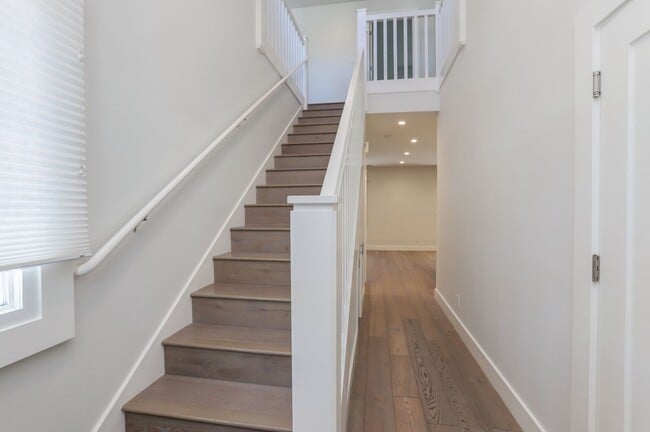 Building Photo - 2 Bed / 2.5 Bath Luxurious townhome near d...