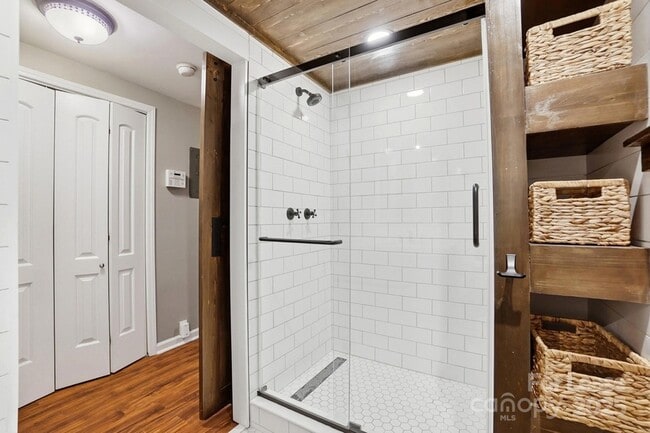 Building Photo - 229 N Poplar St