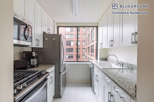 Building Photo - 255 W 94th St