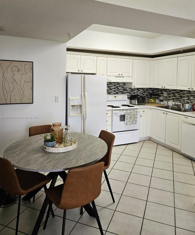 Building Photo - 3500 Coral Wy