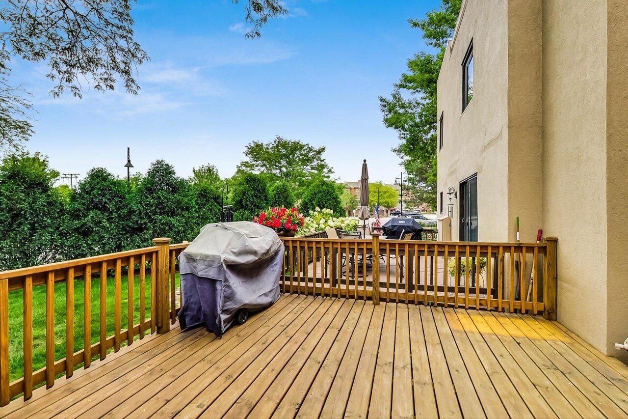 Building Photo - 1 Oak Tree Ct