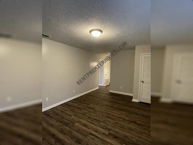 Building Photo - 7400 Debbie Dr