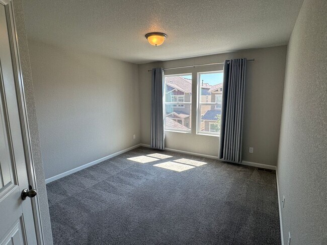 Building Photo - Newer and Spacious 3 Bedroom Townhome