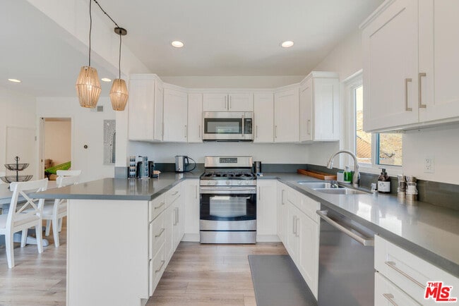 Building Photo - 5343 Tendilla Ave