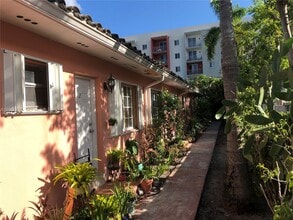 Building Photo - 1020 SW 5th St