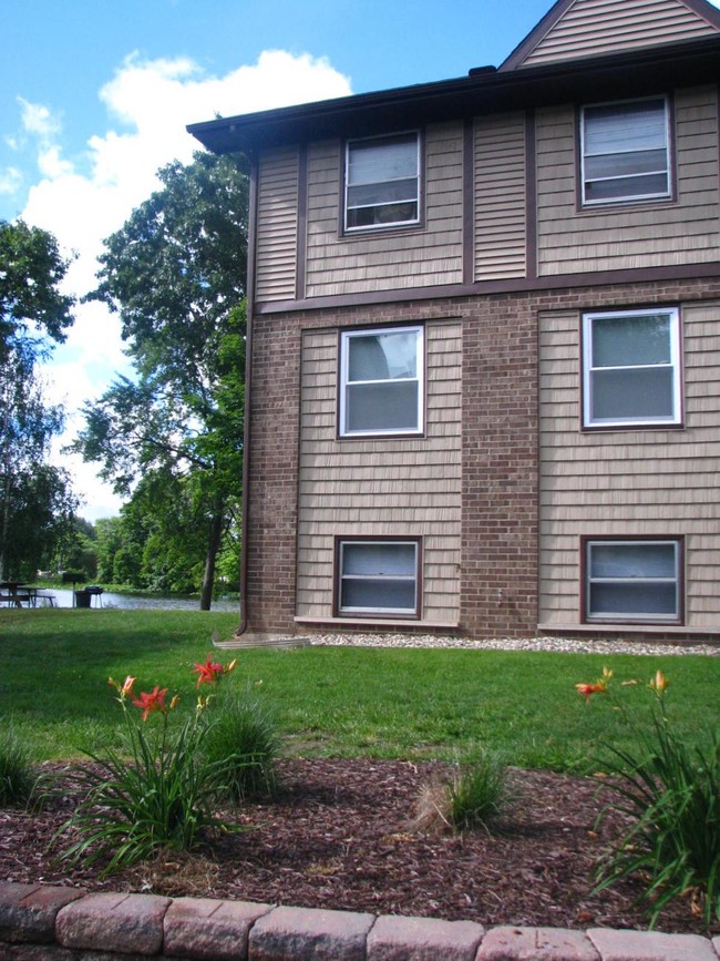 Building Photo - Sunset Lake Apartments