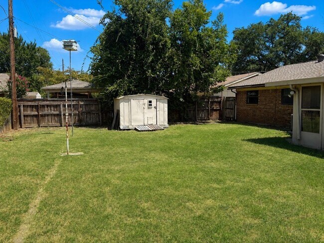 Building Photo - 2025 Meadow Glen