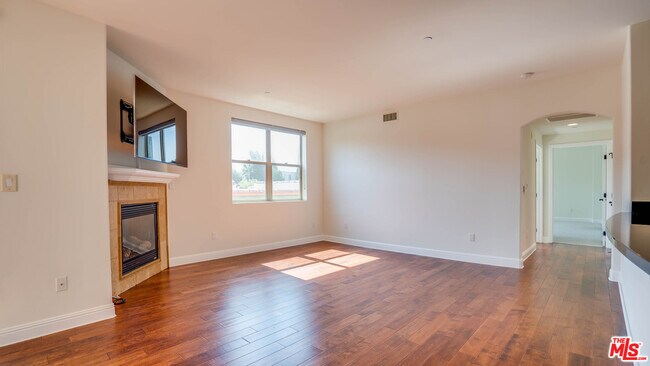Building Photo - 5037 Rosewood Ave