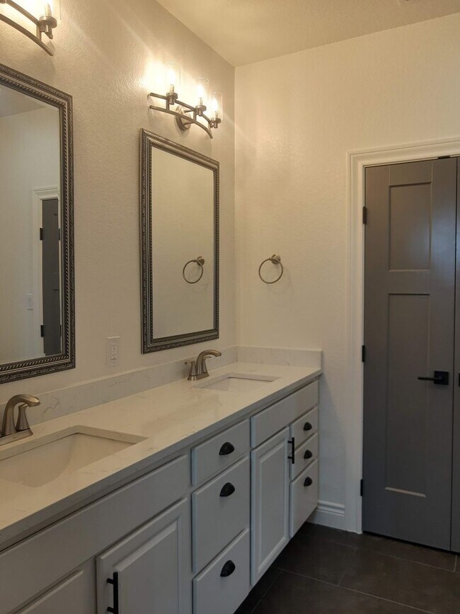 Building Photo - Kerrville, TX  Custom Build Home Ready for Immediate Move In