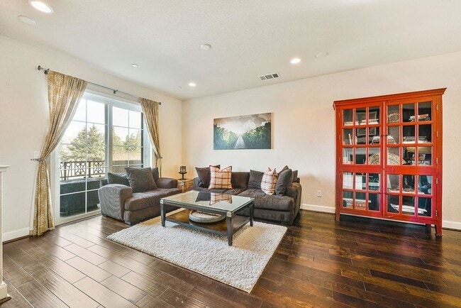 Building Photo - UPDATED LARGE 1600 sq/ft 3BR/3.5BA Central...