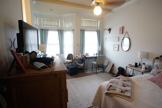 Building Photo - 2/2 Apartment Walking Distance from UT