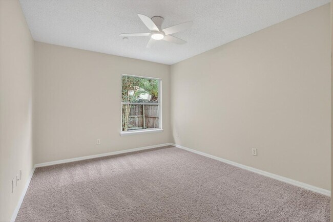 Building Photo - Middleburg Home with Office Space