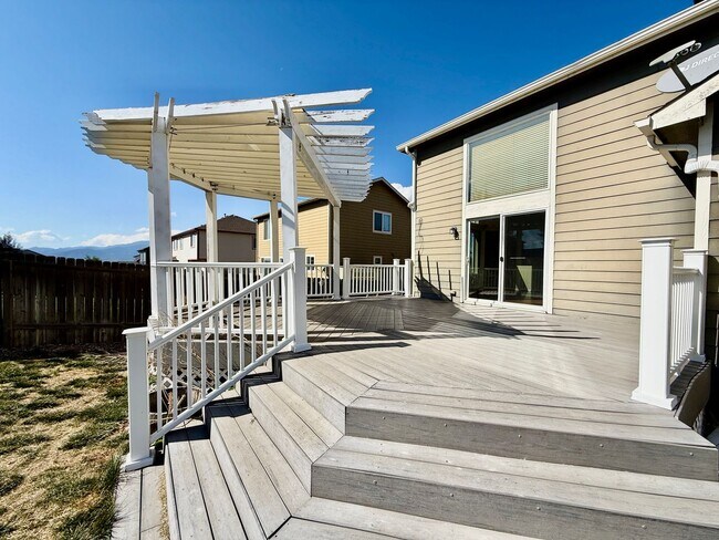 Building Photo - Spacious 4-Bedroom Home with Main level Li...