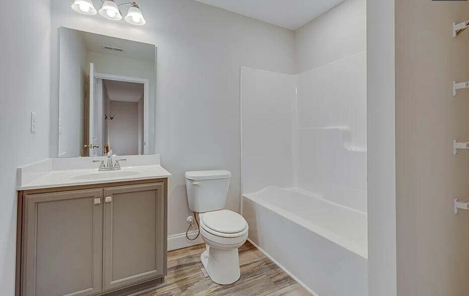 Building Photo - 213 Legacy Ln