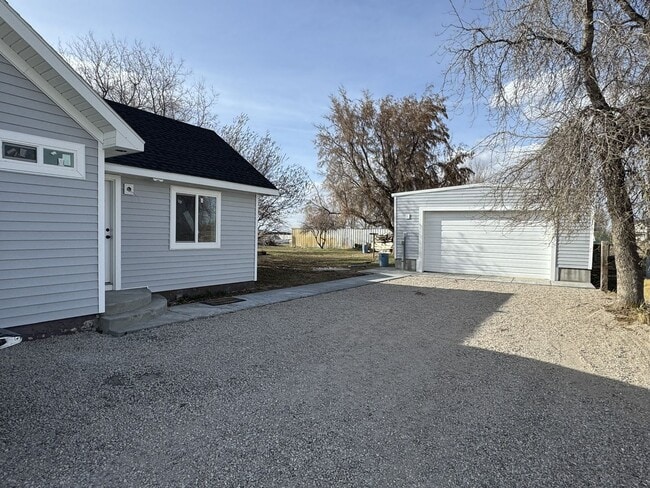 Building Photo - Completely Remodeled 4 Bed, 2 Bath Country Home – 1.5 Acres – Horse & Livestock Friendly!