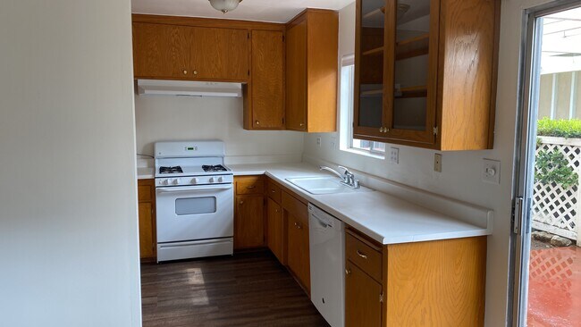 Building Photo - 770 E Mariposa St