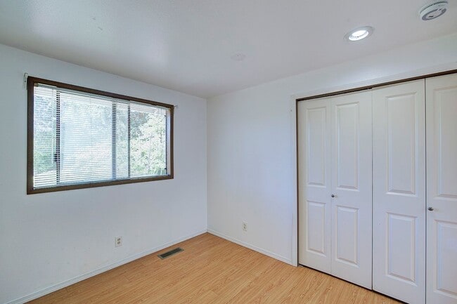 Building Photo - 4Bd/2.25Ba Redmond House