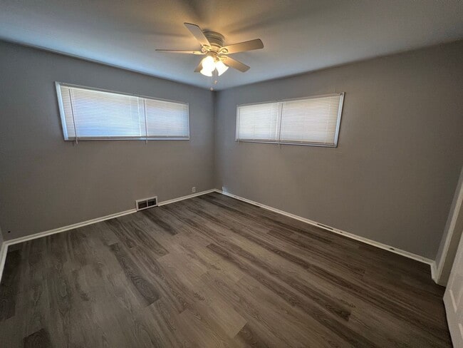 Building Photo - Cozy 3 Bedroom Home with Spacious Yard and...