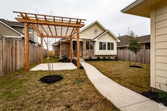 Building Photo - Modern 3 bed 2 bath home!