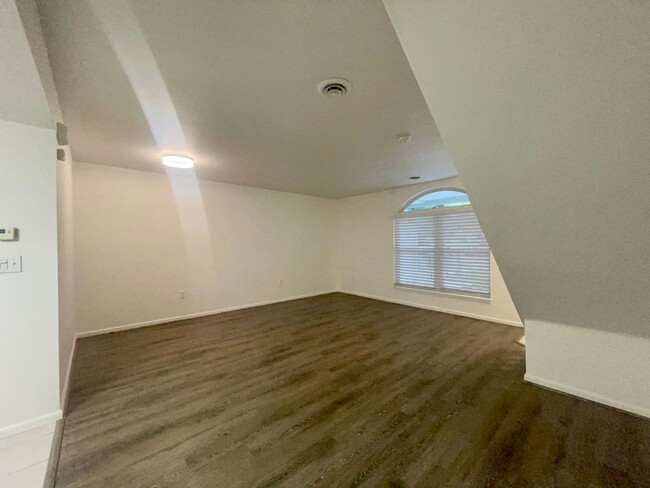 Building Photo - $0 DEPOSIT OPTION. BRIGHT AND SPACIOUS 2/2...