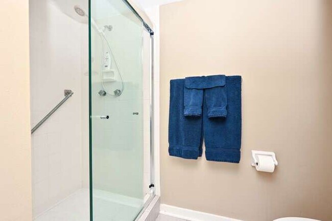 Building Photo - Charming 2-Bed, 2-Bath Condo with Lanai – ...