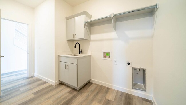Building Photo - Modern/Newer Home in East Edmond + 4 bed +...