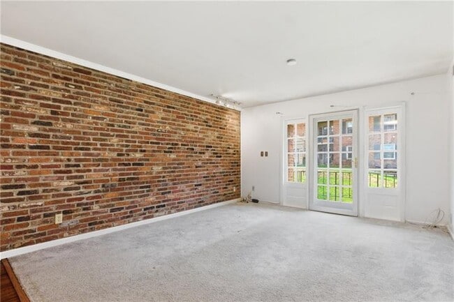 Building Photo - 940 Adam Dr